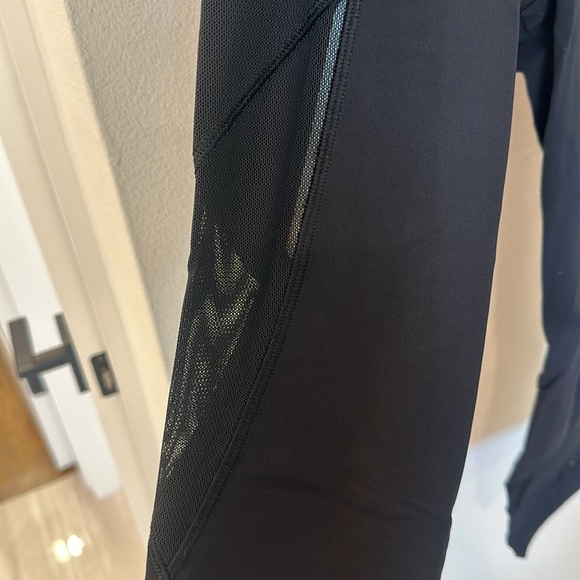 Women’s lululemon 17” crop • size: 4 • seamless waistband - Picture 2 of 7